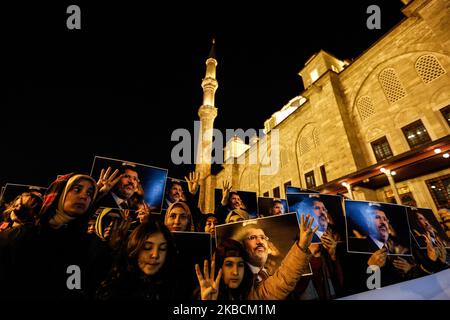 Les manifestants tiennent une photo de l'ancien président égyptien Mohamed Morsi lors de la manifestation pour la peine de mort en Égypte, après la prière du soir à la mosquée Fatih à Istanbul, Turquie, 10 décembre 2019. (Photo par CAN Ozer/NurPhoto) Banque D'Images