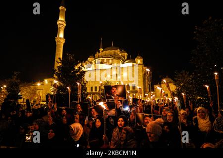 Les manifestants tiennent une photo de l'ancien président égyptien Mohamed Morsi lors de la manifestation pour la peine de mort en Égypte, après la prière du soir à la mosquée Fatih à Istanbul, Turquie, 10 décembre 2019. (Photo par CAN Ozer/NurPhoto) Banque D'Images