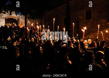 Les manifestants tiennent une photo de l'ancien président égyptien Mohamed Morsi lors de la manifestation pour la peine de mort en Égypte, après la prière du soir à la mosquée Fatih à Istanbul, Turquie, 10 décembre 2019. (Photo par CAN Ozer/NurPhoto) Banque D'Images