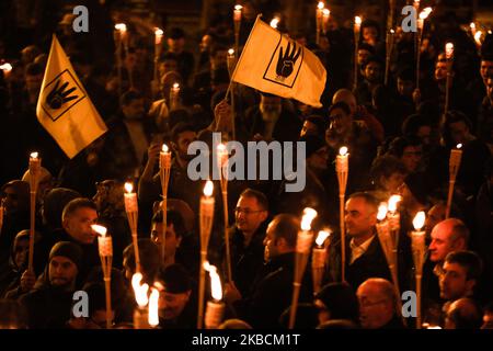 Les manifestants tiennent une photo de l'ancien président égyptien Mohamed Morsi lors de la manifestation pour la peine de mort en Égypte, après la prière du soir à la mosquée Fatih à Istanbul, Turquie, 10 décembre 2019. (Photo par CAN Ozer/NurPhoto) Banque D'Images