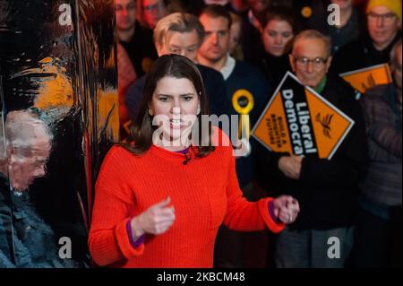 JO Swinson, chef des libéraux démocrates, dirige un rassemblement avec des partisans du parti dans Bar CMYK, le premier lieu LGBTQ de Wimbledon, le dernier jour avant l'élection générale du 11 décembre 2019 à Londres, en Angleterre. (Photo de Wiktor Szymanowicz/NurPhoto) Banque D'Images