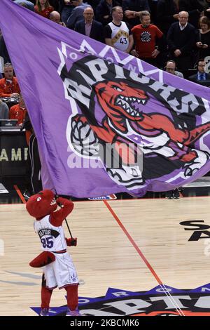 Mascotte de l'équipe des Raptors de Toronto avec un drapeau qui dépeint l'ancien logo de l'équipe lors du match de la saison régulière de la NBA des Raptors de Toronto contre les Clippers de Los Angeles à l'aréna de la Banque Scotia sur 11 décembre 2019, à Toronto, Canada (Score après le premier semestre 46:64) (photo d'Anatoliy Cherkasov/NurPhoto) Banque D'Images