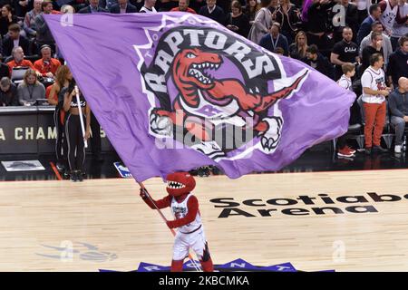 Mascotte de l'équipe des Raptors de Toronto avec un drapeau qui dépeint l'ancien logo de l'équipe lors du match de la saison régulière de la NBA des Raptors de Toronto contre les Clippers de Los Angeles à l'aréna de la Banque Scotia sur 11 décembre 2019, à Toronto, Canada (Score après le premier semestre 46:64) (photo d'Anatoliy Cherkasov/NurPhoto) Banque D'Images