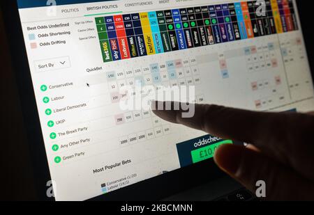 Un écran d'ordinateur montrant les sites de Paris avec leurs prédictions pour les gagnants de l'élection générale du Royaume-Uni 2019. Brits se rend aux urnes de 7am à 10pm le jeudi 12 décembre, pour l'une des élections législatives les plus difficiles à prévoir depuis longtemps. Jeudi, 12 décembre 2019, à Cracovie, en Pologne. (Photo par Artur Widak/NurPhoto) Banque D'Images