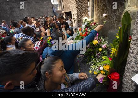 Les pèlerins laissent des bougies et des roses dans un sanctuaire à l'extérieur de la basilique notre-Dame de Guadalupe sur 11 décembre 2019. De nos jours, des millions de personnes arrivent à Mexico pour prouver leur foi à notre Dame de Guadalupe. (Photo de Guillermo Gutiérrez/NurPhoto) Banque D'Images