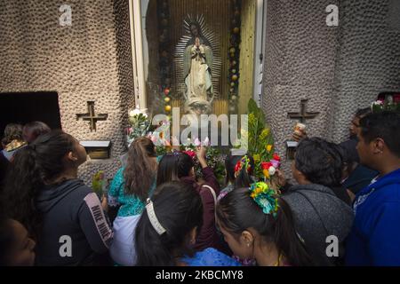 Les pèlerins laissent des bougies et des roses dans un sanctuaire à l'extérieur de la basilique de notre dame de Guadalupe sur 12 décembre 2019. Aujourd'hui, des millions de personnes arrivent à Mexico pour prouver leur foi à notre Dame de Guadalupe. (Photo de Guillermo Gutiérrez/NurPhoto) Banque D'Images