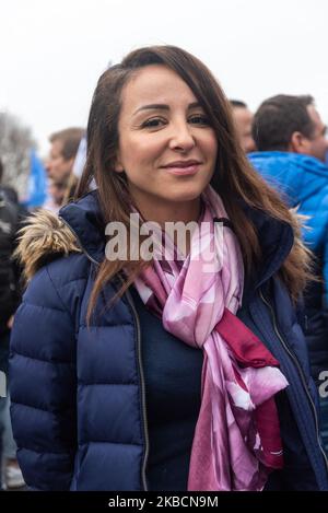 Portrait de Linda Kebbab, déléguée nationale du syndicat de l'unité de police du SGP, le mercredi 11 décembre 2019, le 7th jour de la grève contre la réforme des retraites et comme Premier ministre Edouard Philippe a annoncé le projet de réforme devant le CESE (Conseil économique, social et environnemental) à Paris, Quelques centaines de policiers en grève ont protesté contre le projet de réforme et la fin de leurs avantages en dénonce l'arrivée du Premier ministre. Ce rassemblement a été initié par les principaux syndicats de police : Alliance police nationale, SGP police FO et UNSA police. (Photo de Samuel Boivin/NurPhoto) Banque D'Images