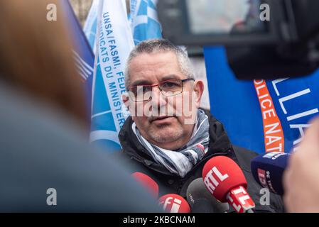 Philippe Capon, Secrétaire général du Syndicat national de la police de l'Unsa, répond aux questions des journalistes à la suite de l'annonce du Premier ministre le mercredi 11 décembre 2019, le 7th jour de la grève contre la réforme des pensions, et le Premier ministre Edouard Philippe a annoncé le projet de réforme devant le CESE (Conseil économique, social et environnemental) à Paris, quelques centaines de policiers en grève ont protesté contre le projet de réforme et la fin de leurs avantages en dénonce l'arrivée du Premier ministre. Ce rassemblement a été initié par les principaux syndicats de police : Alliance police nationale, SGP Banque D'Images