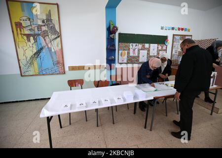 Élections présidentielles de 2019, Alger, Algérie, 12 décembre 2019. Cinq candidats se présentent aux élections présidentielles de 12 décembre, la première depuis la démission de l'ancien président en avril 2019. (Photo de Billal Bensalem/NurPhoto) Banque D'Images