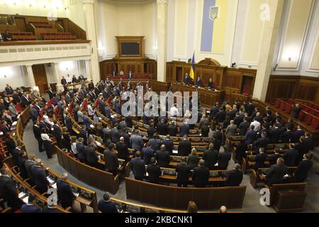 Les législateurs assistent à la session du Parlement à Kiev, Ukraine, 12 décembre 2019. Les législateurs ukrainiens ont voté sur la prolongation du statut spécial du Donbass. Le président ukrainien Volodymyr Zelensky a déclaré après le sommet de Normandie que la loi sur l'ordre spécial d'autonomie locale à Donbass, qui expire sur 31 décembre 2019, sera prolongée d'un an dans la version actuelle, comme l'ont indiqué les médias locaux. (Photo par STR/NurPhoto) Banque D'Images