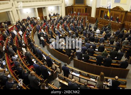 Les législateurs assistent à la session du Parlement à Kiev, Ukraine, 12 décembre 2019. Les législateurs ukrainiens ont voté sur la prolongation du statut spécial du Donbass. Le président ukrainien Volodymyr Zelensky a déclaré après le sommet de Normandie que la loi sur l'ordre spécial d'autonomie locale à Donbass, qui expire sur 31 décembre 2019, sera prolongée d'un an dans la version actuelle, comme l'ont indiqué les médias locaux. (Photo par STR/NurPhoto) Banque D'Images