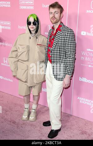 HOLLYWOOD, LOS ANGELES, CALIFORNIE, États-Unis - DÉCEMBRE 12 : la chanteuse Billie Eilish et son frère/musicien Finneas O'Connell arrivent au Billboard Women in Music 2019 présenté par YouTube Music au Hollywood Palladium on 12 décembre 2019 à Hollywood, Los Angeles, Californie, États-Unis. (Photo par Xavier Collin/image Press Agency/NurPhoto) Banque D'Images