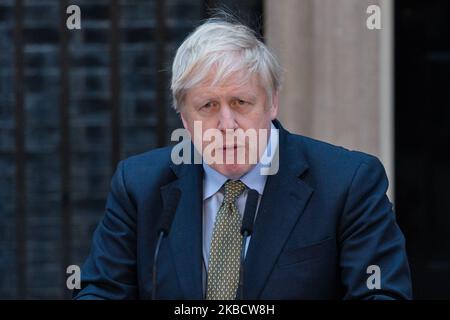 Le Premier ministre britannique Boris Johnson prononce un discours devant 10 Downing Street à la suite de la victoire écrasante du Parti conservateur aux élections générales britanniques du 13 décembre 2019 à Londres, en Angleterre. Le Parti conservateur, sous la direction de Boris Johnson, a obtenu une majorité parlementaire aux élections générales d'hier. (Photo de Wiktor Szymanowicz/NurPhoto) Banque D'Images