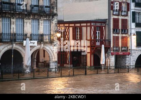 Juste avant la marée haute, avec les fortes pluies, et la grande houle, le centre de Bayonne, France, le 13 décembre 2019 est inondé. Une tempête est encore dans le sud-ouest de la France, dans les pyrénées. (Photo de Jerome Gilles/NurPhoto) atlantiques', une forte pluie, des vents forts, des vagues énormes, une rivière inondée, de hautes marées, des inondations en ville, la route ferme la cause des inondations.sur la côte, une énorme houle est arrivée ce matin avec des vents très forts, les plages d'automne ont été fermées. Banque D'Images