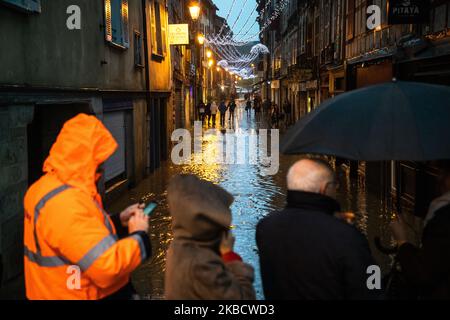 Juste avant la marée haute, avec les fortes pluies, et la grande houle, le centre de Bayonne, France, le 13 décembre 2019 est inondé. Une tempête est encore dans le sud-ouest de la France, dans les pyrénées. (Photo de Jerome Gilles/NurPhoto) atlantiques', une forte pluie, des vents forts, des vagues énormes, une rivière inondée, de hautes marées, des inondations en ville, la route ferme la cause des inondations.sur la côte, une énorme houle est arrivée ce matin avec des vents très forts, les plages d'automne ont été fermées. Banque D'Images