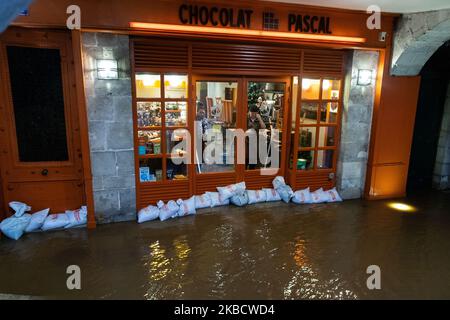 Juste avant la marée haute, avec les fortes pluies, et la grande houle, le centre de Bayonne, France, le 13 décembre 2019 est inondé. Une tempête est encore dans le sud-ouest de la France, dans les pyrénées. (Photo de Jerome Gilles/NurPhoto) atlantiques', une forte pluie, des vents forts, des vagues énormes, une rivière inondée, de hautes marées, des inondations en ville, la route ferme la cause des inondations.sur la côte, une énorme houle est arrivée ce matin avec des vents très forts, les plages d'automne ont été fermées. Banque D'Images