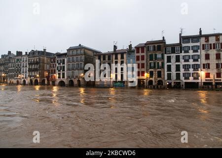 Juste avant la marée haute, avec les fortes pluies, et la grande houle, le centre de Bayonne, France, le 13 décembre 2019 est inondé. Une tempête est encore dans le sud-ouest de la France, dans les pyrénées. (Photo de Jerome Gilles/NurPhoto) atlantiques', une forte pluie, des vents forts, des vagues énormes, une rivière inondée, de hautes marées, des inondations en ville, la route ferme la cause des inondations.sur la côte, une énorme houle est arrivée ce matin avec des vents très forts, les plages d'automne ont été fermées. Banque D'Images