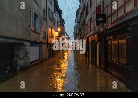 Juste avant la marée haute, avec les fortes pluies, et la grande houle, le centre de Bayonne, France, le 13 décembre 2019 est inondé. Une tempête est encore dans le sud-ouest de la France, dans les pyrénées. (Photo de Jerome Gilles/NurPhoto) atlantiques', une forte pluie, des vents forts, des vagues énormes, une rivière inondée, de hautes marées, des inondations en ville, la route ferme la cause des inondations.sur la côte, une énorme houle est arrivée ce matin avec des vents très forts, les plages d'automne ont été fermées. Banque D'Images