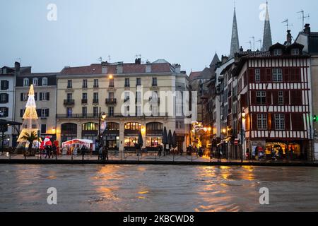 Juste avant la marée haute, avec les fortes pluies, et la grande houle, le centre de Bayonne, France, le 13 décembre 2019 est inondé. Une tempête est encore dans le sud-ouest de la France, dans les pyrénées. (Photo de Jerome Gilles/NurPhoto) atlantiques', une forte pluie, des vents forts, des vagues énormes, une rivière inondée, de hautes marées, des inondations en ville, la route ferme la cause des inondations.sur la côte, une énorme houle est arrivée ce matin avec des vents très forts, les plages d'automne ont été fermées. Banque D'Images