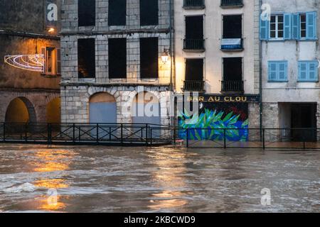 Juste avant la marée haute, avec les fortes pluies, et la grande houle, le centre de Bayonne, France, le 13 décembre 2019 est inondé. Une tempête est encore dans le sud-ouest de la France, dans les pyrénées. (Photo de Jerome Gilles/NurPhoto) atlantiques', une forte pluie, des vents forts, des vagues énormes, une rivière inondée, de hautes marées, des inondations en ville, la route ferme la cause des inondations.sur la côte, une énorme houle est arrivée ce matin avec des vents très forts, les plages d'automne ont été fermées. Banque D'Images