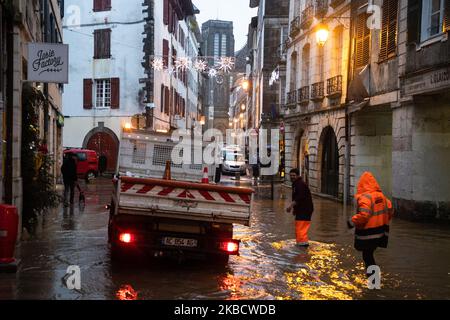 Juste avant la marée haute, avec les fortes pluies, et la grande houle, le centre de Bayonne, France, le 13 décembre 2019 est inondé. Une tempête est encore dans le sud-ouest de la France, dans les pyrénées. (Photo de Jerome Gilles/NurPhoto) atlantiques', une forte pluie, des vents forts, des vagues énormes, une rivière inondée, de hautes marées, des inondations en ville, la route ferme la cause des inondations.sur la côte, une énorme houle est arrivée ce matin avec des vents très forts, les plages d'automne ont été fermées. Banque D'Images