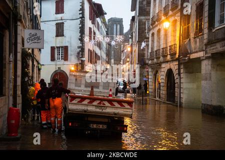 Juste avant la marée haute, avec les fortes pluies, et la grande houle, le centre de Jayonne est inondé. Une tempête est encore dans le sud-ouest de la France, dans les pyrénées. (Photo de Jerome Gilles/NurPhoto) atlantiques', une forte pluie, des vents forts, des vagues énormes, une rivière inondée, de hautes marées, des inondations en ville, la route ferme la cause des inondations.sur la côte, une énorme houle est arrivée ce matin avec des vents très forts, les plages d'automne ont été fermées. Banque D'Images