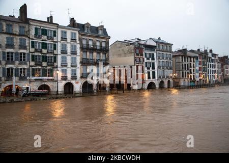 Juste avant la marée haute, avec les fortes pluies, et la grande houle, le centre de Bayonne, France, le 13 décembre 2019 est inondé. Une tempête est encore dans le sud-ouest de la France, dans les pyrénées. (Photo de Jerome Gilles/NurPhoto) atlantiques', une forte pluie, des vents forts, des vagues énormes, une rivière inondée, de hautes marées, des inondations en ville, la route ferme la cause des inondations.sur la côte, une énorme houle est arrivée ce matin avec des vents très forts, les plages d'automne ont été fermées. Banque D'Images