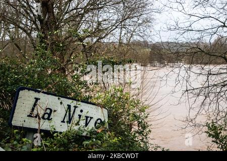 La rivière inondée, 'la ruche' à Ustaritz, France, le 13 décembre 2019. Une tempête est encore dans le sud-ouest de la France, dans les pyrénées. (Photo de Jerome Gilles/NurPhoto) atlantiques', une forte pluie, des vents forts, des vagues énormes, une rivière inondée, de hautes marées, des inondations en ville, la route ferme la cause des inondations.sur la côte, une énorme houle est arrivée ce matin avec des vents très forts, les plages d'automne ont été fermées. Banque D'Images