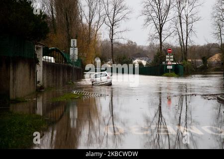 La rivière inondée, 'la ruche' à Ustaritz, France, le 13 décembre 2019. Une tempête est encore dans le sud-ouest de la France, dans les pyrénées. (Photo de Jerome Gilles/NurPhoto) atlantiques', une forte pluie, des vents forts, des vagues énormes, une rivière inondée, de hautes marées, des inondations en ville, la route ferme la cause des inondations.sur la côte, une énorme houle est arrivée ce matin avec des vents très forts, les plages d'automne ont été fermées. Banque D'Images