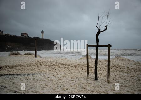 Grande houle, vents forts à la Chambre d'Amour, nommée la nouvelle ''Anglet Surf Avenue''' à Anglet, dans le sud-ouest de la France, le 13 décembre 2019. Une tempête est encore dans le sud-ouest de la France, dans les pyrénées. (Photo de Jerome Gilles/NurPhoto) atlantiques', une forte pluie, des vents forts, des vagues énormes, une rivière inondée, de hautes marées, des inondations en ville, la route ferme la cause des inondations.sur la côte, une énorme houle est arrivée ce matin avec des vents très forts, les plages d'automne ont été fermées. Banque D'Images