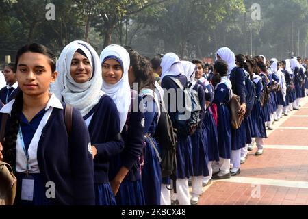 Les populations bangladaises rendent hommage aux intellectuels martyrs au Mémorial des intellectuels martyrs de Mirpur à Dhaka, au Bangladesh, sur 14 décembre 2019. Qui ont été assassinés par les forces d'occupation pakistanaises et leurs collaborateurs locaux dans les derniers jours de la guerre de libération de 1971. Nation observe les intellectuels martyrs Day 14 décembre en rendant hommage aux intellectuels tués systématiquement par l'armée d'occupation pakistanaise et leurs collaborateurs locaux à la fin de la guerre de libération du pays en 1971. (Photo par Mamunur Rashid/NurPhoto) Banque D'Images