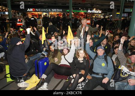 Greenpeace et extinction rébellions les militants écologistes lors de manifestations à l'aéroport de Schiphol, à 14 décembre 2019, à Amsterdam, aux pays-Bas. Les protecteurs de l'environnement de la rébellion de Greenpeace et de l'extinction font une grande manifestation à Schiphol contre l'expansion de l'aviation et le but d'attirer l'attention sur les points de vue d'une manière positive, comme la limitation de l'utilisation des combustibles fossiles et la nécessité de réduire l'aviation. (Photo de Paulo Amorim/NurPhoto) Banque D'Images