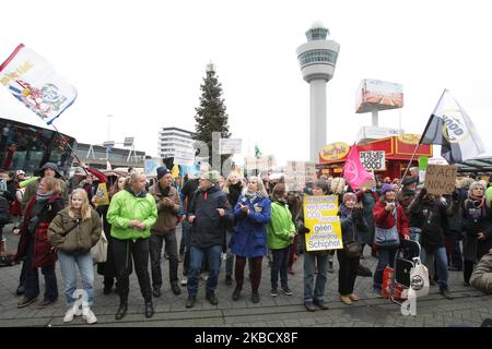 Greenpeace et extinction rébellions les militants écologistes lors de manifestations à l'aéroport de Schiphol, à 14 décembre 2019, à Amsterdam, aux pays-Bas. Les protecteurs de l'environnement de la rébellion de Greenpeace et de l'extinction font une grande manifestation à Schiphol contre l'expansion de l'aviation et le but d'attirer l'attention sur les points de vue d'une manière positive, comme la limitation de l'utilisation des combustibles fossiles et la nécessité de réduire l'aviation. (Photo de Paulo Amorim/NurPhoto) Banque D'Images