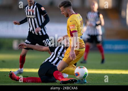 Salvatore d'Elia d'Ascoli Calcio 1898 FC et Christian d'Urso de A.S. Cittadella 1973 se battent pour le ballon lors du match de la série italienne B 2019/2020 entre Ascoli Calcio 1898 FC et A.S. Cittadella 1973 au Stadio Cino e Lillo Del Duca sur 14 décembre 2019 à Ascoli Piceno, Italie. (Photo de Danilo Di Giovanni/NurPhoto) Banque D'Images