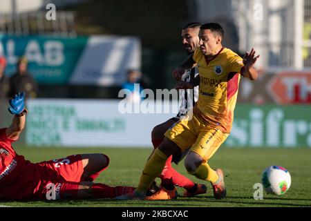 Salvatore d'Elia d'Ascoli Calcio 1898 FC et Alessio Vita de A.S. Cittadella 1973 se battent pour le ballon lors du match de la série italienne B 2019/2020 entre Ascoli Calcio 1898 FC et A.S. Cittadella 1973 au Stadio Cino e Lillo Del Duca sur 14 décembre 2019 à Ascoli Piceno, Italie. (Photo de Danilo Di Giovanni/NurPhoto) Banque D'Images