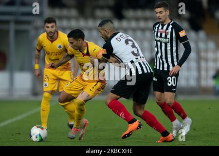 Alessio Vita de A.S. Cittadella 1973 bataille pour le ballon avec Salvatore d'Elia d'Ascoli Calcio 1898 FC pendant le match de la série italienne B 2019/2020 entre Ascoli Calcio 1898 FC et A.S. Cittadella 1973 au Stadio Cino e Lillo Del Duca sur 14 décembre 2019 à Ascoli Piceno, Italie. (Photo de Danilo Di Giovanni/NurPhoto) Banque D'Images