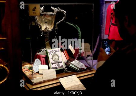 Un visiteur assiste à l'ouverture de Harry Potter : l'exposition à Lisbonne, Portugal, sur 16 novembre 2019. Les accessoires, costumes et décors de films originaux des films Harry Potter seront exposés de 16 novembre à 8 avril 2020 à Lisbonne. (Photo par Pedro Fiúza/NurPhoto) Banque D'Images