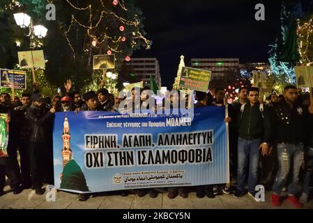 Des membres de la Communauté pakistanaise de Grèce manifestent le 14 décembre 2019, dans le centre d'Athènes, en Grèce, contre l'islamophobie à la suite des récentes insultes publiques d'un homme contre l'islam. (Photo de Nicolas Koutsokostas/NurPhoto) Banque D'Images