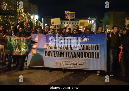 Des membres de la Communauté pakistanaise de Grèce manifestent le 14 décembre 2019, dans le centre d'Athènes, en Grèce, contre l'islamophobie à la suite des récentes insultes publiques d'un homme contre l'islam. (Photo de Nicolas Koutsokostas/NurPhoto) Banque D'Images