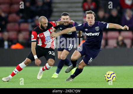 Mark Noble, milieu de terrain de West Ham, détient Nathan Redmond, milieu de terrain de Southampton, lors du match de la Premier League entre Southampton et West Ham United au stade St Mary's, à Southampton, le samedi 14th décembre 2019. (Photo de Jon Bromley/MI News/NurPhoto) Banque D'Images