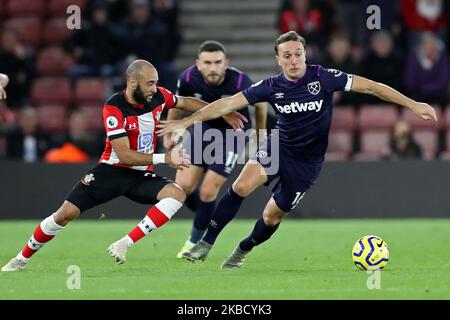 Mark Noble, milieu de terrain de West Ham, détient Nathan Redmond, milieu de terrain de Southampton, lors du match de la Premier League entre Southampton et West Ham United au stade St Mary's, à Southampton, le samedi 14th décembre 2019. (Photo de Jon Bromley/MI News/NurPhoto) Banque D'Images