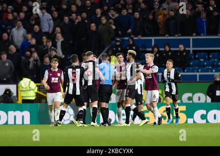 Les tempers se font jour lors du match de la Premier League entre Burnley et Newcastle United à Turf Moor, Burnley, le samedi 14th décembre 2019. (Crédit : Andy Whitehead | MI News) Banque D'Images