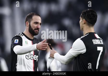 Juventus l'avant Gonzalo Higuain (21) donne à Juventus l'avant Cristiano Ronaldo (7) le brassard du capitaine pendant la série Un match de football n.16 JUVENTUS - UDINESE sur 15 décembre 2019 au stade Allianz à Turin, Piémont, Italie. (Photo de Matteo Bottanelli/NurPhoto) Banque D'Images