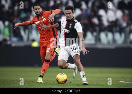 Juventus en avant Paulo Dybala (10) lutte pour le ballon contre Rolando Mandragora, milieu de terrain udinois (38) pendant le match de football de la série A n.16 JUVENTUS - UDINESE sur 15 décembre 2019 au stade Allianz à Turin, Piémont, Italie. (Photo de Matteo Bottanelli/NurPhoto) Banque D'Images