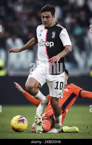 Rolando Mandragora, milieu de terrain d'Udinese (38) s'attaque à la Juventus avant Paulo Dybala (10) pendant le match de football de la série A n.16 JUVENTUS - UDINESE sur 15 décembre 2019 au stade Allianz à Turin, Piémont, Italie. (Photo de Matteo Bottanelli/NurPhoto) Banque D'Images