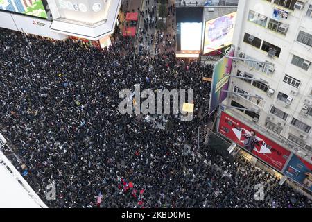 Les manifestants pro-démocratie défilent dans une rue pour participer à une manifestation sur 8 décembre 2019 à Hong Kong, en Chine. (Photo par Delphia IP/NurPhoto) Banque D'Images