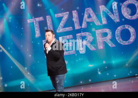 Le chanteur italien Tiziano Ferro se produit lors de l'émission télévisée 'Domenica in' aux studios Rai sur 15 décembre 2019 à Rome, en Italie. (Photo de Mauro Fagiani/NurPhoto) Banque D'Images