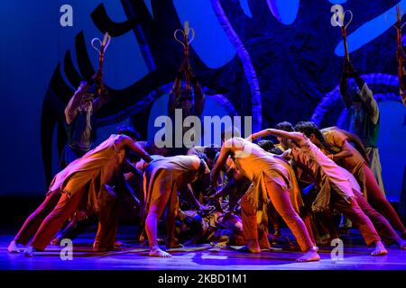 Des membres de l'ensemble de danse Ravibandu Samathi se sont produits lors d'un ballet « le Rite du printemps », qui s'est produit pendant Colombo Sri Lanka décembre 15,2019 (photo d'Akila Jayawardana/NurPhoto) Banque D'Images