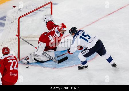 Ilya Sorokin (L) de Russie et Miro Aaltonen de Finlande en action pendant le match de hockey sur glace de la coupe une de la Manche de hockey Euro Tour entre la Russie et la Finlande sur 15 décembre 2019 à l'arène Gazprom à Saint-Pétersbourg, en Russie. (Photo de Mike Kireev/NurPhoto) Banque D'Images