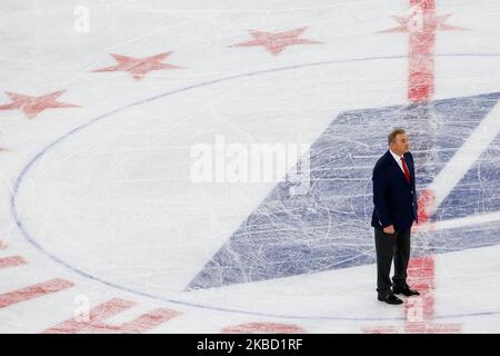 Fédération de hockey sur glace de Russie (RIHF) le président Vladislav Tretiak écoute l'hymne lors du match de hockey sur glace de la coupe une de la Manche de la tournée européenne de hockey entre la Russie et la Finlande sur 15 décembre 2019 à l'arène Gazprom à Saint-Pétersbourg, en Russie. (Photo de Mike Kireev/NurPhoto) Banque D'Images